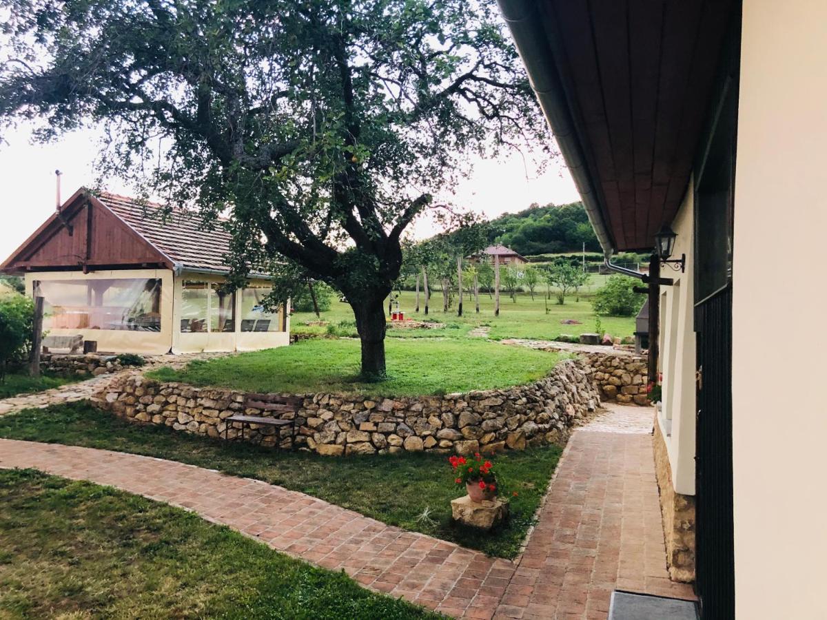 Edenkert Vendeghazak Hotel Pecsvarad Bagian luar foto