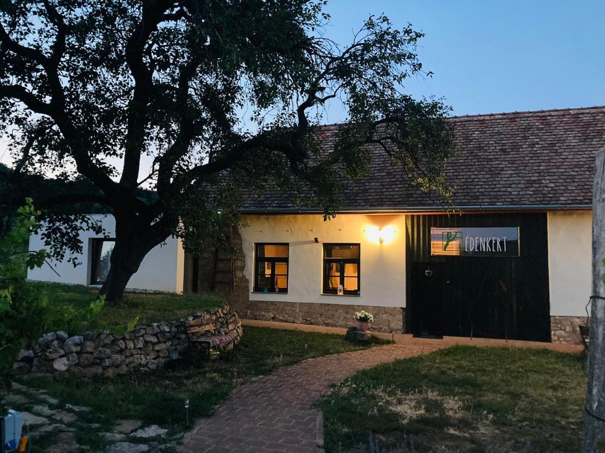 Edenkert Vendeghazak Hotel Pecsvarad Bagian luar foto