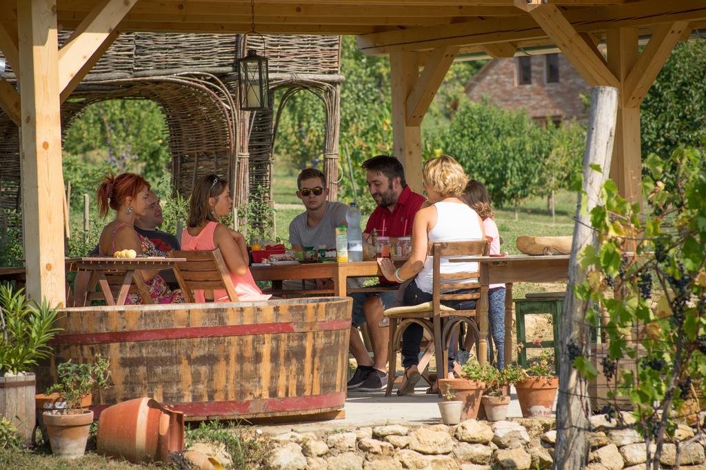 Edenkert Vendeghazak Hotel Pecsvarad Bagian luar foto