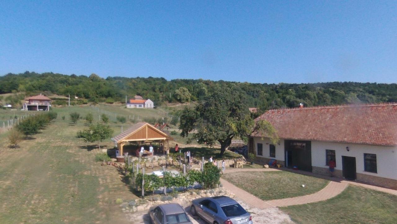 Edenkert Vendeghazak Hotel Pecsvarad Bagian luar foto